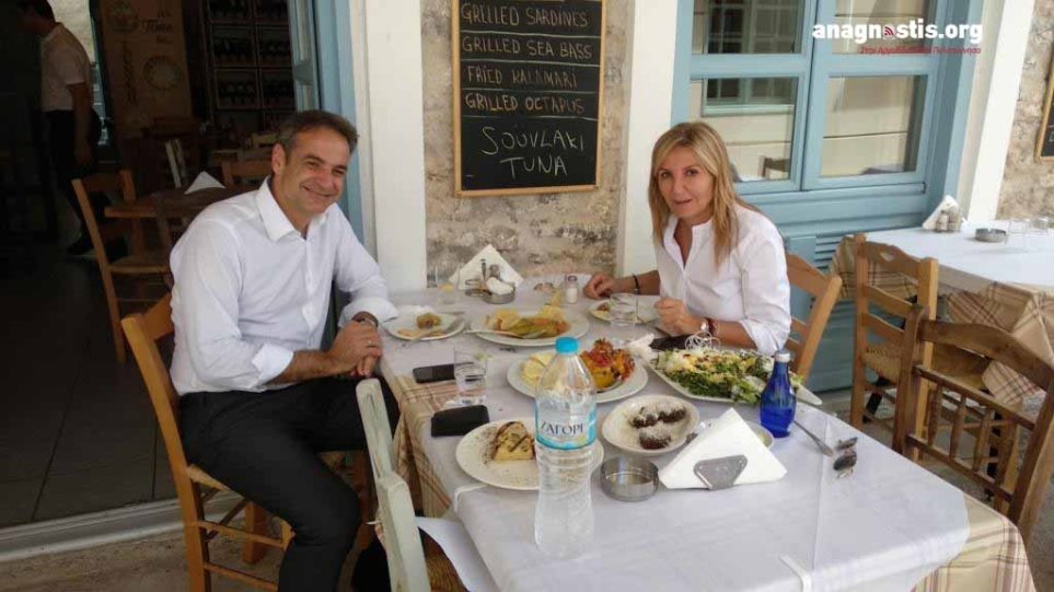 Στιγμές χαλάρωσης για Μητσοτάκη και Μαρέβα στο Ναύπλιο