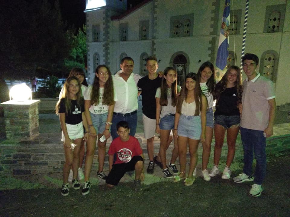 Μικροί και μεγάλοι δίπλα στο Γιάννη-Περιοδεία Μανώλη σε Κύμη,Οκτωνιά,Αλιβέρι