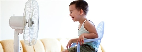 «Κόλπα» για να διατηρηθείτε δροσεροί μέσα στο σπίτι όταν έξω έχει καύσωνα