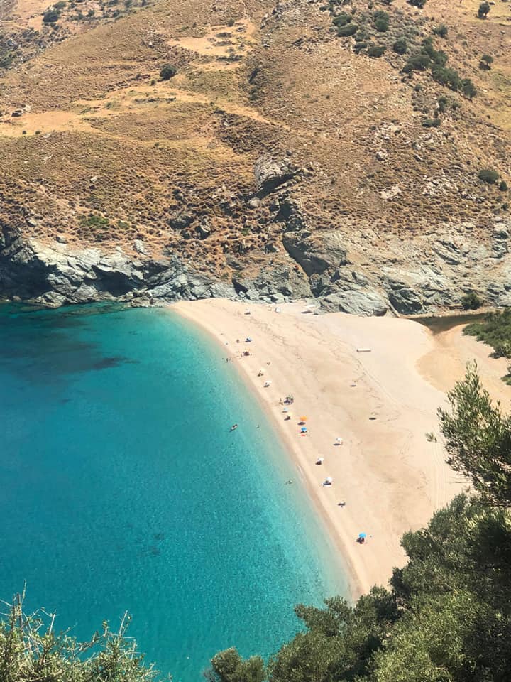 Aυτή είναι η υπέροχη παραλία στο Γιαννίτσι Καρύστου