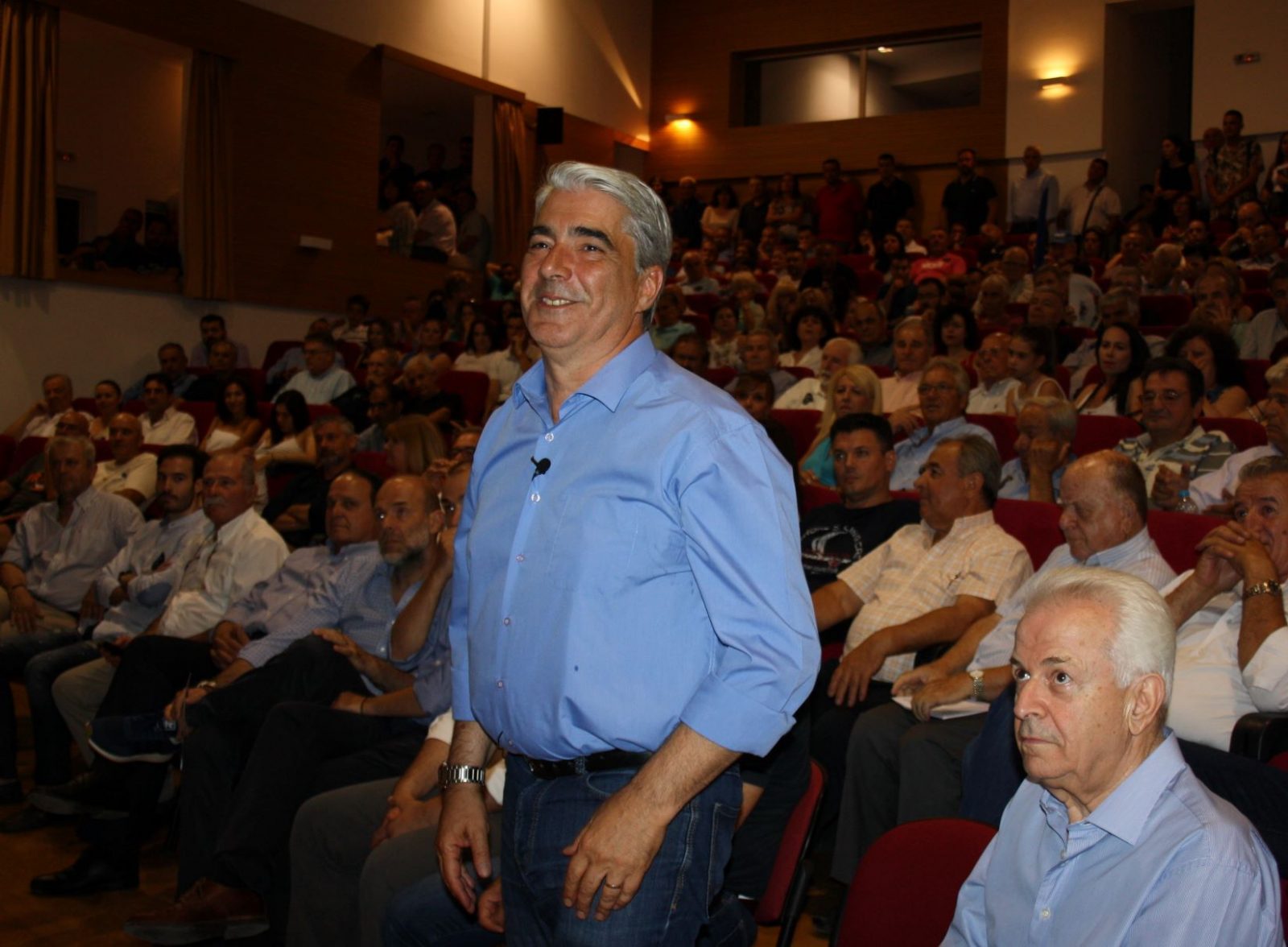 Βούλιαξε από κόσμο το Αμφιθέατρο της Περιφέρειας στην ομιλία του Σίμου Κεδίκογλου-ΦΩΤΟ