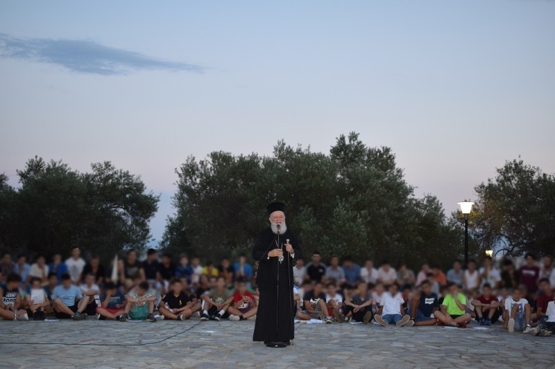 «ΦΩΣ ΧΡΙΣΤΟΥ ΦΑΙΝΕΙ ΠΑΣΙ» από τις κατασκηνώσεις της Ι. Μητροπόλεως Χαλκίδος