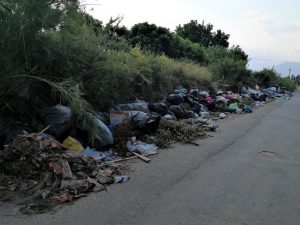 Ξεφεύγει η κατάσταση με τα σκουπίδια στην Αιγιάλεια- Βρέφος με σαλμονέλα από τσίμπημα εντόμου