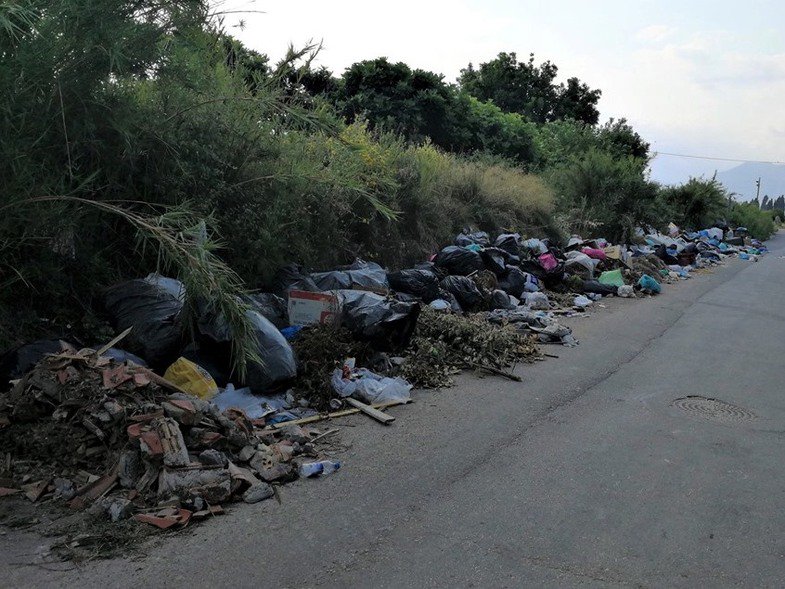Ξεφεύγει η κατάσταση με τα σκουπίδια στην Αιγιάλεια- Βρέφος με σαλμονέλα από τσίμπημα εντόμου