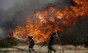 ΤΩΡΑ-Φωτιά στη Σαρωνίδα