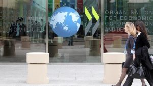 ΟΟΣΑ: Όλο και περισσότερη δουλειά για χαμηλότερες συντάξεις