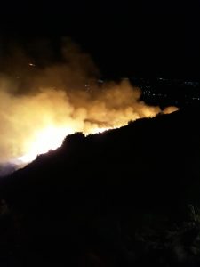 Μεγάλο το μέτωπο της φωτιάς στο χωριό Πυργί του Δήμου Κύμης Αλιβερίου