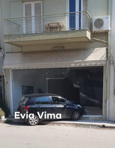 Αυτοκίνητο μπούκαρε σε βιτρίνα καταστήματος στο Αλιβέρι