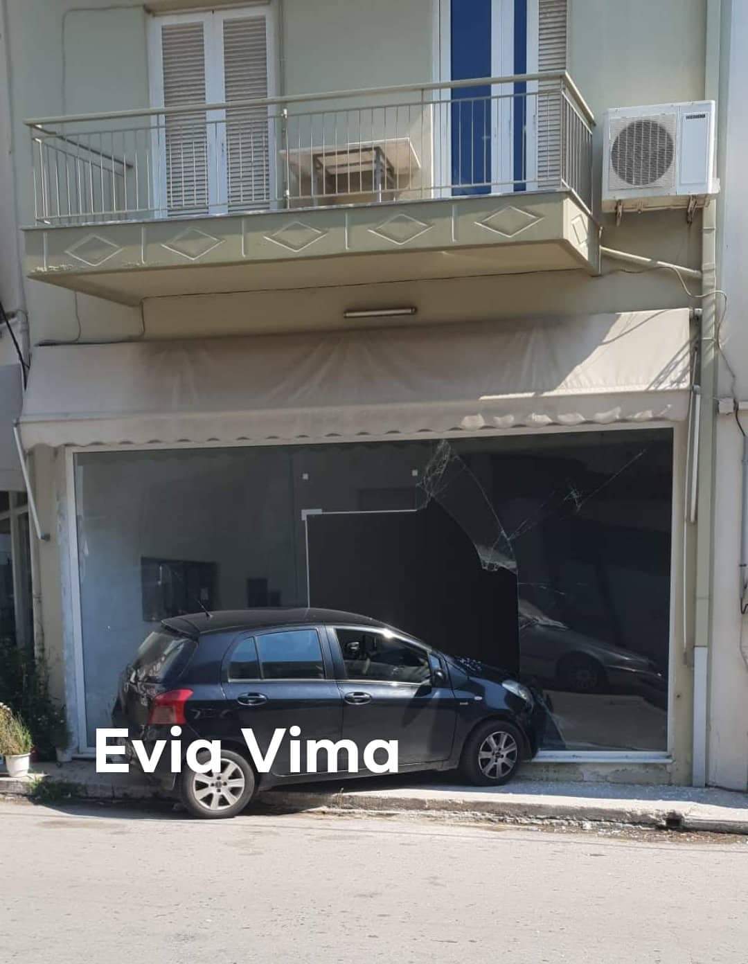 Αυτοκίνητο μπούκαρε σε βιτρίνα καταστήματος στο Αλιβέρι