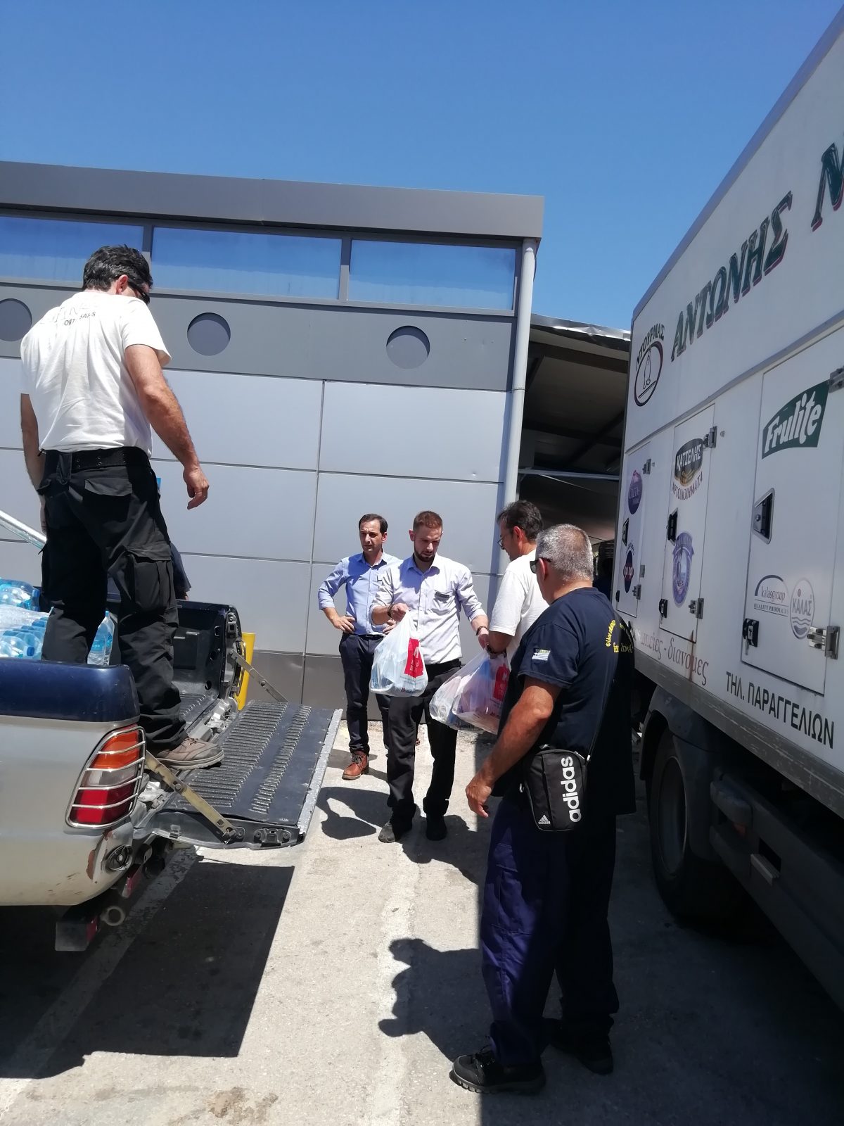 Σημαντική βοήθεια του My Market Ερέτριας στους πυροσβέστες και εθελοντές στη φωτιά στο Μακρυμάλλη