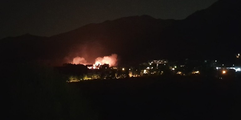 Μεγάλη κινητοποίηση της Πυροσβεστικής στον Διόνυσο – Σε ύφεση η φωτιά