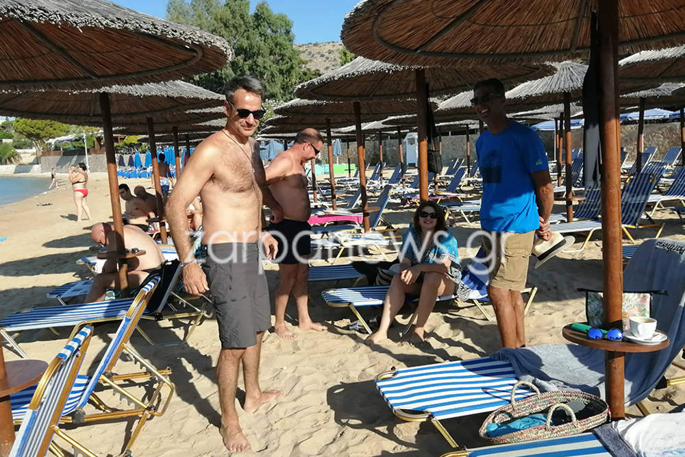 Στο Μαράθι της Κρήτης για μπάνιο με τη σύζυγό του ο Κυριάκος Μητσοτάκης