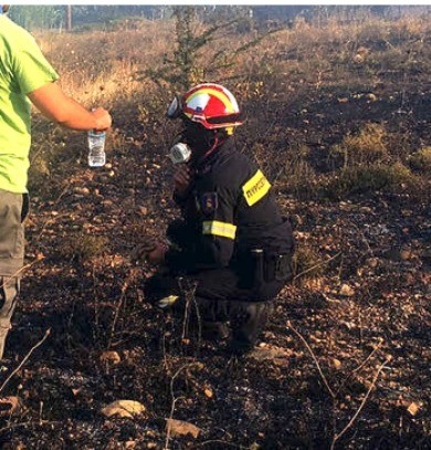 Συνεχίζουν τη μάχη με τις φλόγες πυροσβέστες και εθελοντές
