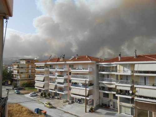 Φωτιά ανάμεσα σε σπίτια στη Λιβαδειά