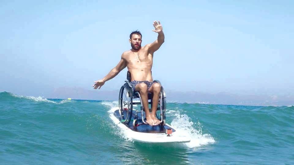O Έλληνας παραολυμπιονίκης που δάμασε τα κύματα με το αναπηρικό του αμαξίδιο