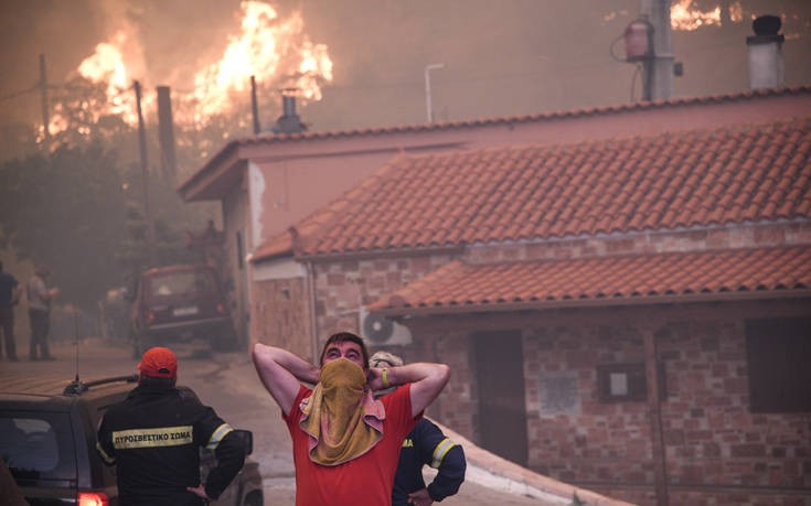 Συγκλονιστηκές εικόνες και φόβοι ότι ο πύρινος εφιάλτης θα φτάσει στα Ψαχνά [ΒΙΝΤΕΟ]