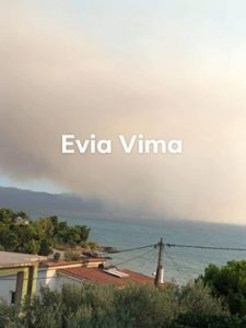 Μεγάλη φωτιά στην Εύβοια στο Δήμο Διρφύων Μεσσαπίων- Ο καπνός πνίγει την Χαλκίδα