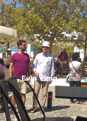 Ο Λαμπαθάκης σε χαλαρή συζήτηση λίγο πριν την ορκωμοσία στη Σκύρο