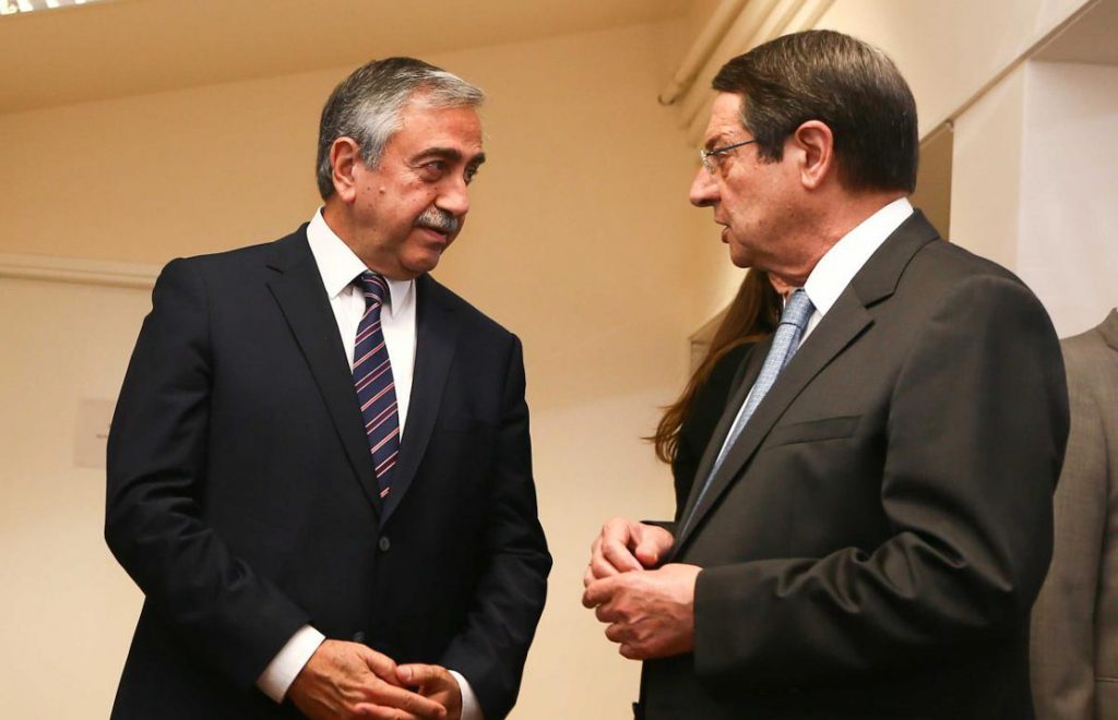 Συναντήθηκαν άτυπα Αναστασιάδης – Ακιντζί