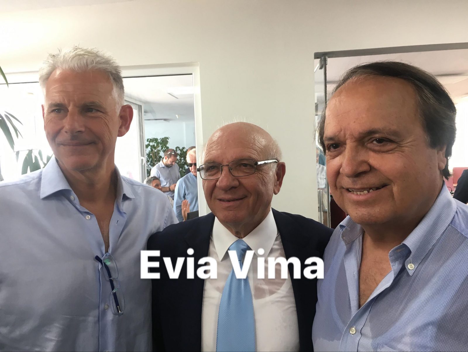 Στην ορκωμοσία Δημητρόπουλου ο Πνευματικός με το γιο του και τους συνεργάτες του