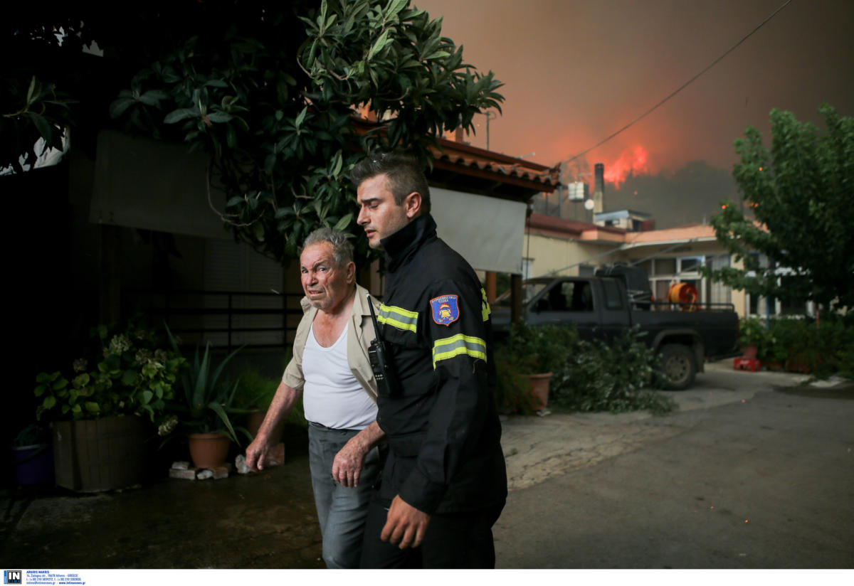Μεγάλη φωτιά στην Εύβοια: Εκκενώνεται και τρίτο χωριό-Η πυρκαγιά κινείται ανεξέλεγκτη προς τον Σταυρό