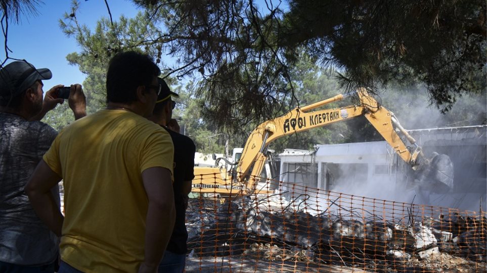 Άρχισε η κατεδάφιση επικίνδυνων κτιρίων στην Αθήνα