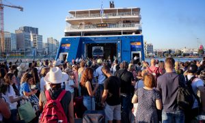 Έξοδος Δεκαπενταύγουστου-Το αδιαχώρητο στα λιμάνια