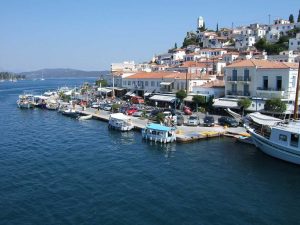 Ελικόπτερο έπεσε στη θάλασσα μεταξύ Πόρου και Γαλατά
