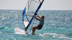 Διένυσε 18 μίλια  η 81χρονη  Κεφαλονίτισσα σέρφερ