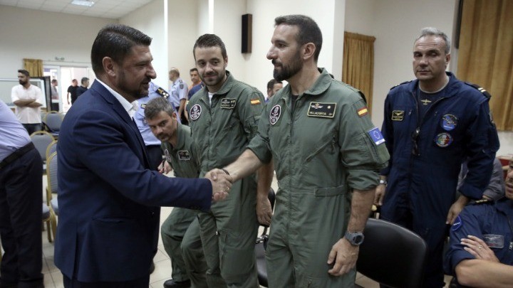 Ιταλούς και Ισπανούς πιλότους που βοήθησαν στην Εύβοια, βράβευσε ο Ν. Χαρδαλιάς