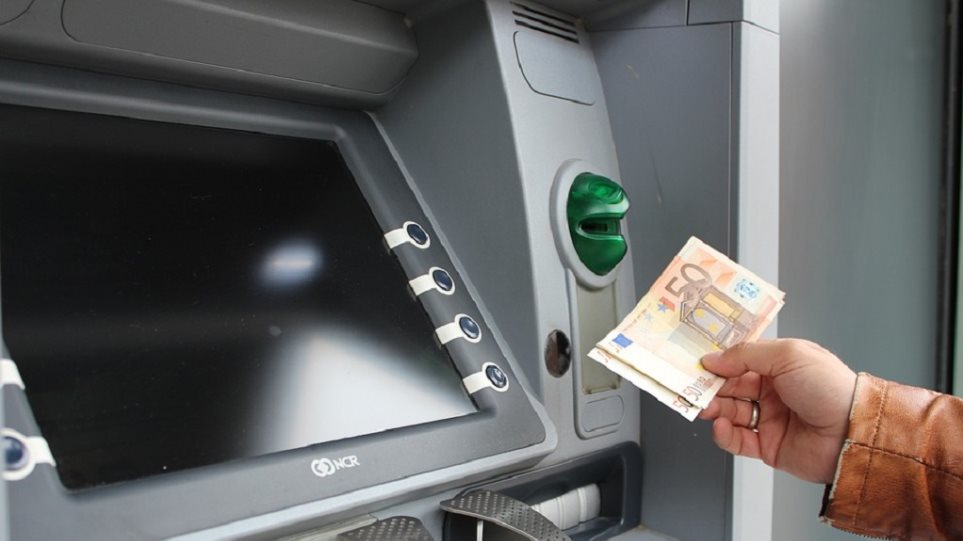 Έκανε ανάληψη, αλλά ξέχασε τα 400 ευρώ στο ATM