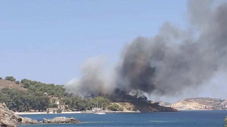 Μεγάλη φωτιά στη Λέρο-Πληροφορίες για εγκλωβισμένους σε παραλία