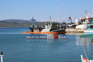 Εύβοια-Bυθίστηκε αλιευτικό σκάφος στο λιμάνι Μαρμαρίου