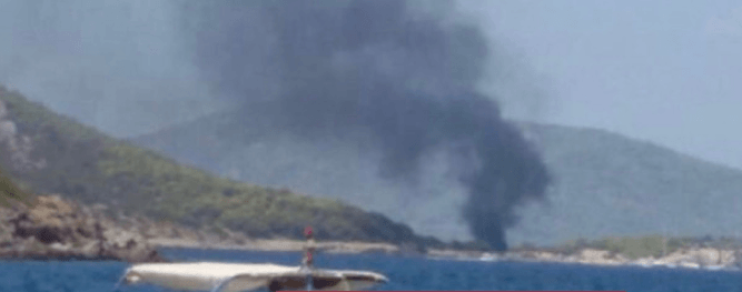Φωτιά σε ιστιοφόρο στην Μονή Αίγινας – Ασφαλείς οι δύο επιβαίνοντες