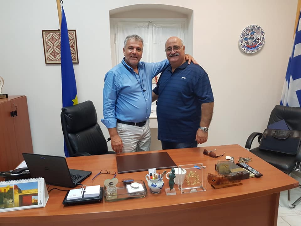 Στο πλευρό του Νίκου Μαυρίκου κατά την πρώτη επίσημη στο Δήμο Σκύρου