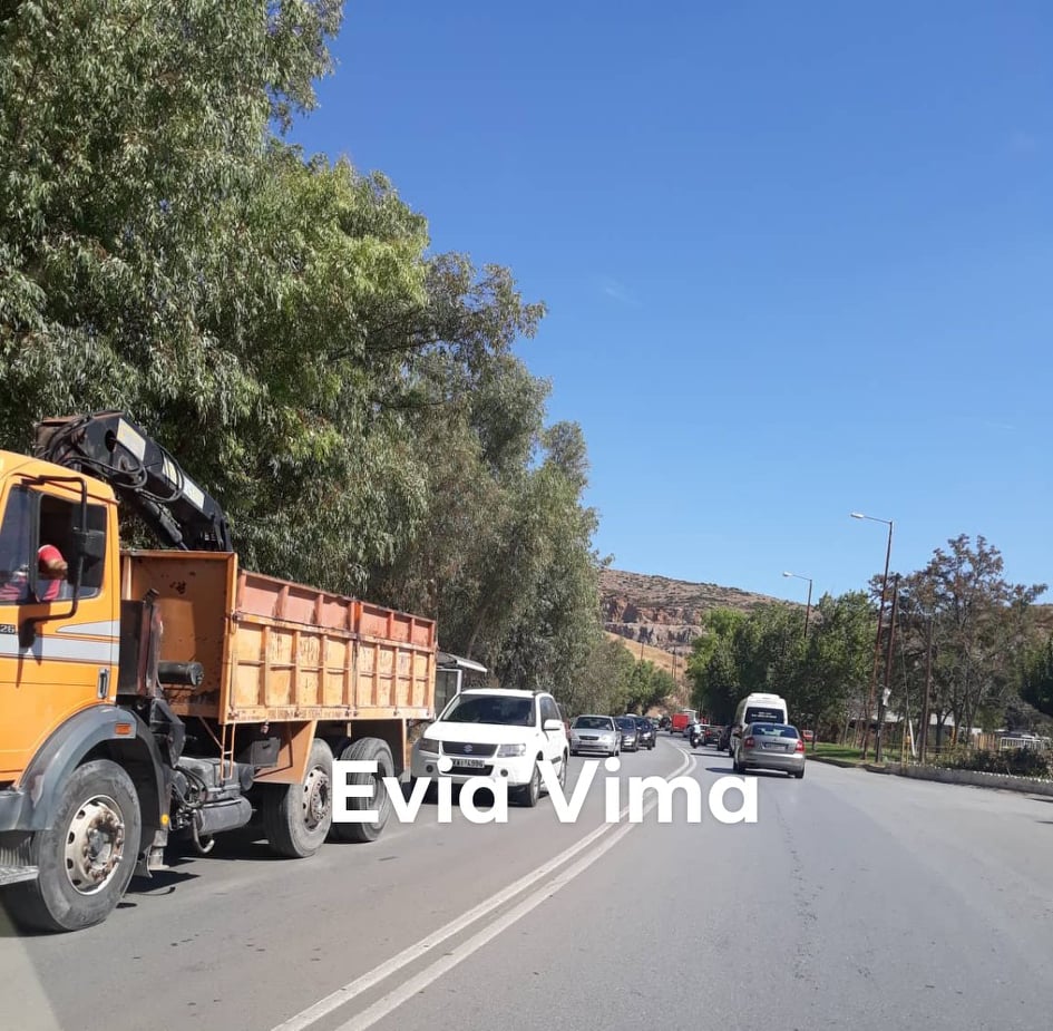 Μποτιλιάρισμα στους δρόμους της Χαλκίδας λόγω του τροχαίου στις Καμάρες-ΦΩΤΟ