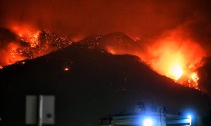 Ολονύχτια «μάχη» με τις αναζωπυρώσεις στο Λουτράκι – Στους δρόμους οι κάτοικοι για δεύτερο βράδυ