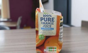 Φρίκη: Άνοιξε τον χυμό και «πάγωσε» – Δεν θα πιστεύεις τι βρήκε μέσα