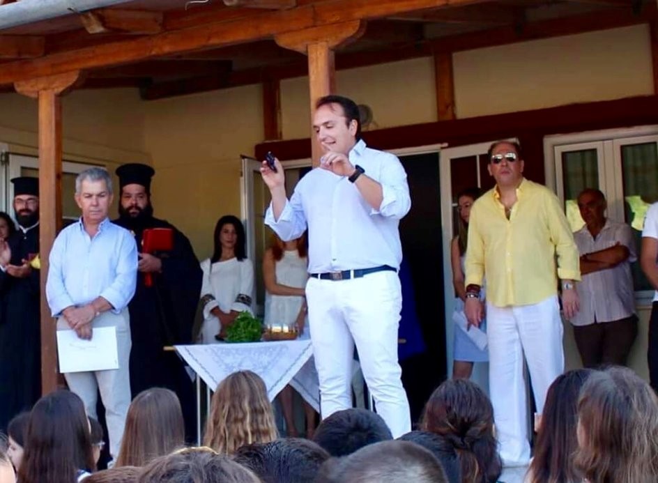 Στο δημοτικό σχολείο Λουτρών Αιδηψού για τον αγιασμό ο δήμαρχος Γιάννης Κοντζιάς