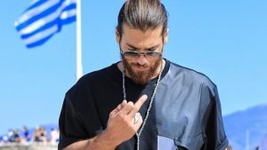 Τούρκος ηθοποιός “ποζάρει” μπροστά στην Ακρόπολη κάνοντας άσεμνη χειρονομία (ΦΩΤΟ)