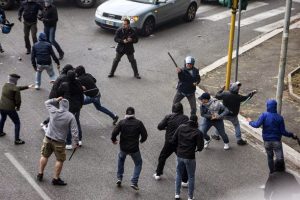 Παλαιό Φάληρο: Ενέδρα χούλιγκαν σε οπαδό της ΑΕΚ – Έπεσε από τον 3ο όροφο