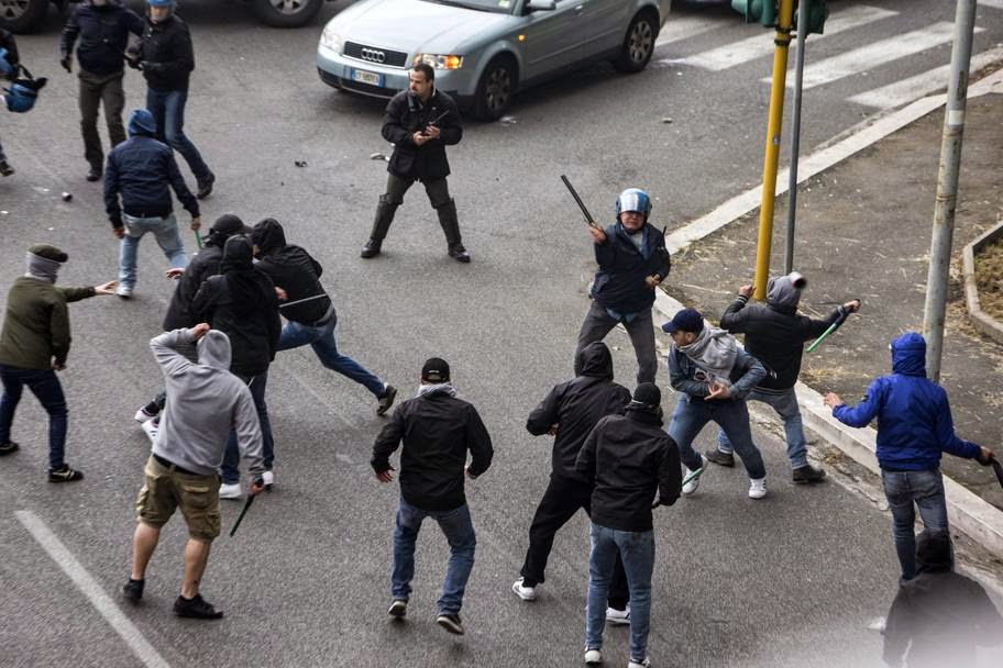 Παλαιό Φάληρο: Ενέδρα χούλιγκαν σε οπαδό της ΑΕΚ – Έπεσε από τον 3ο όροφο