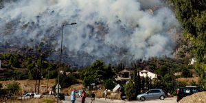 Διακοπή κυκλοφορίας λόγω της φωτιάς στο Λουτράκι