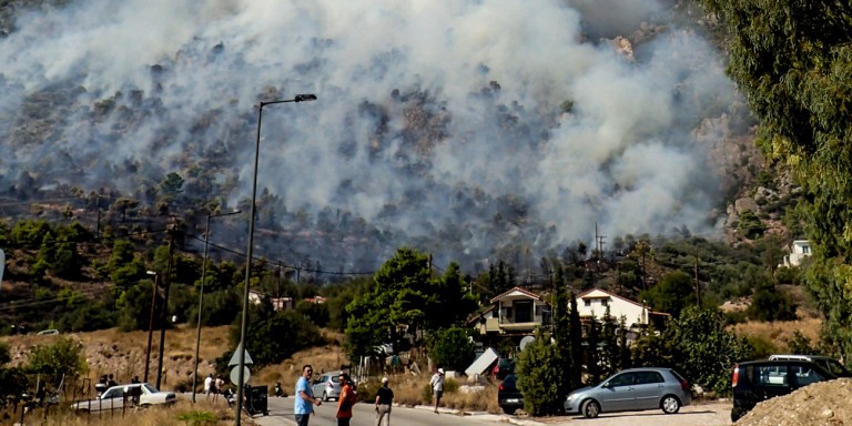 Διακοπή κυκλοφορίας λόγω της φωτιάς στο Λουτράκι