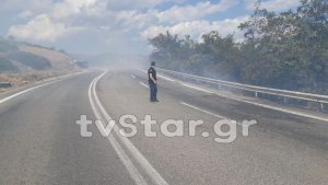 Φωτιά στο 7ο χλμ Λαμίας-Δομοκού-Διεκόπη η κυκλοφορία των οχημάτων-ΦΩΤΟ