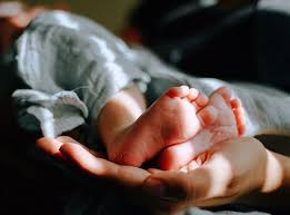 Μείωση ΦΠΑ από το 24% στο 13% σε δεκάδες βρεφικά είδη -Πού θα πληρώνουν λιγότερο οι γονείς [παραδείγματα]