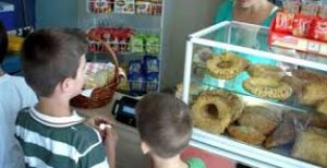 Σχολικά κυλικεία: Σε ποιες τιμές θα πρέπει να πωλούνται τα προϊόντα (ΛΙΣΤΑ)