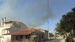 H φωτιά στην Κέρκυρα έφτασε στα σπίτια αλλά οριοθετήθηκε έγκαιρα από την Πυροσβεστική