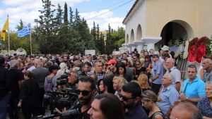 Το τελευταίο αντίο στον Λαυρέντη-Συγκίνηση στην κηδεία του μεγάλου τραγουδοποιού
