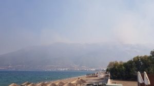 Φωτιά στο Λουτράκι: Ενισχύθηκαν οι πυροσβεστικές δυνάμεις